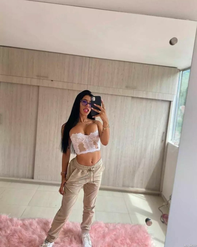 Manuela Profile image 4